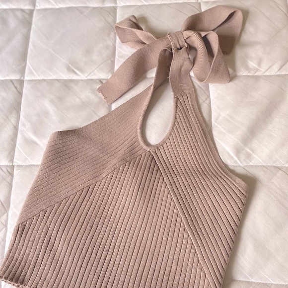 Keyhole- Front Knit Halter Top - Picture 3 of 5